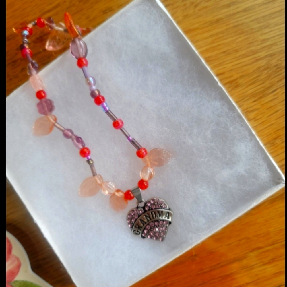 REMEMBER  LOVE FOR YOUR  GRANDMA ARTESAN BEADED 1 SIZE GRANDMA  HEART BRACELET